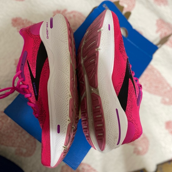 Brooks Ghost Max Size 11 (women) Pink and Black with White sole… Like New - Picture 3 of 10